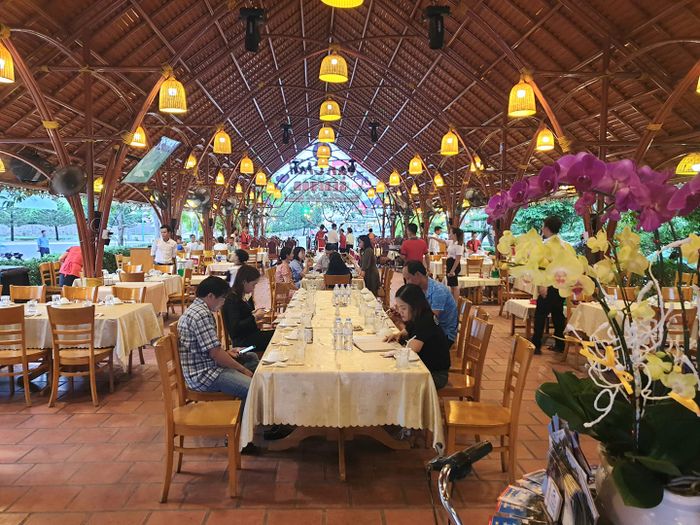 Thưởng thức bữa trưa giữa không gian gần gũi thiên nhiên tại nhà hàng hải sản Vạn Chài 12