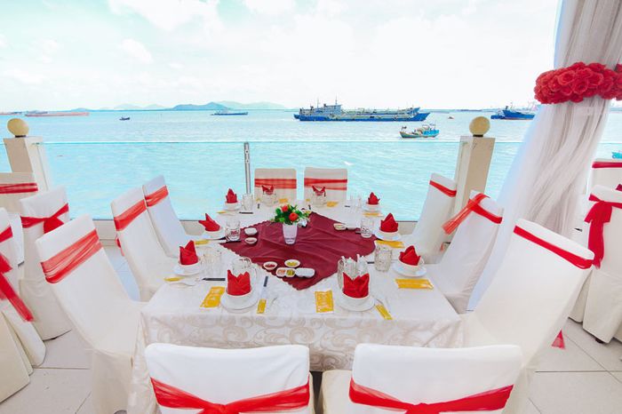 Thưởng thức bữa ăn bên bờ biển tại nhà hàng hải sản Lâm Đường