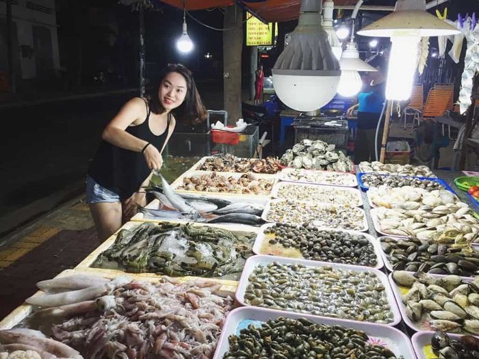 Khi đến Vũng Tàu, đừng quên ghé qua khu chợ đêm hải sản để thưởng thức những món hải sản đặc biệt và phong phú, được chế biến theo phong cách đậm đà của Vũng Tàu.