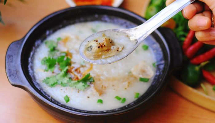 Bạn đã thử tô cháo hàu của Vũng Tàu chưa? Hãy thử ngay để trải nghiệm hương vị đặc biệt của món ăn này!