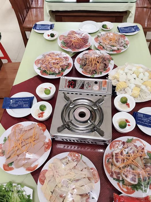 Thưởng thức bữa ăn tại Nhà hàng Đồng Tâm 21