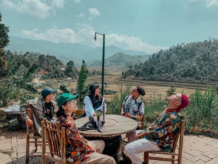 Trầm mặc trước vẻ đẹp của Mù Cang Chải khi mùa lúa chín vẫn đang làm say lòng người.