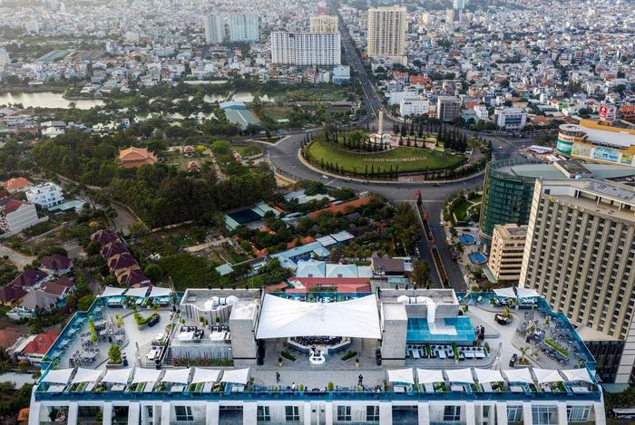 Thưởng thức khung cảnh đẹp tuyệt vời từ tầng cao của OASKY Restaurant & Lounge Vũng Tàu 2