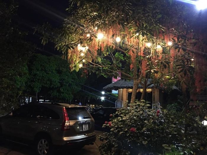 Hãy đến Nhà hàng Thuyền Chài 13 để thưởng thức bữa ăn và ngắm view sông tuyệt vời!