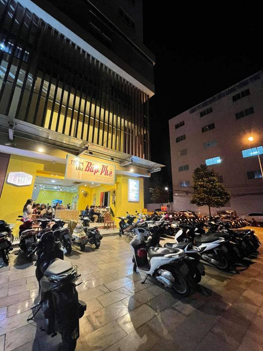 Có một tiệm lẩu nhỏ xinh màu vàng giữa trung tâm thành phố biển Vũng Tàu.
