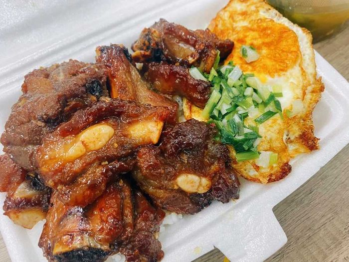Quán Cơm Tấm Cô Tuyết, một địa chỉ ẩm thực bình dân nhưng vẫn thu hút đông đảo thực khách