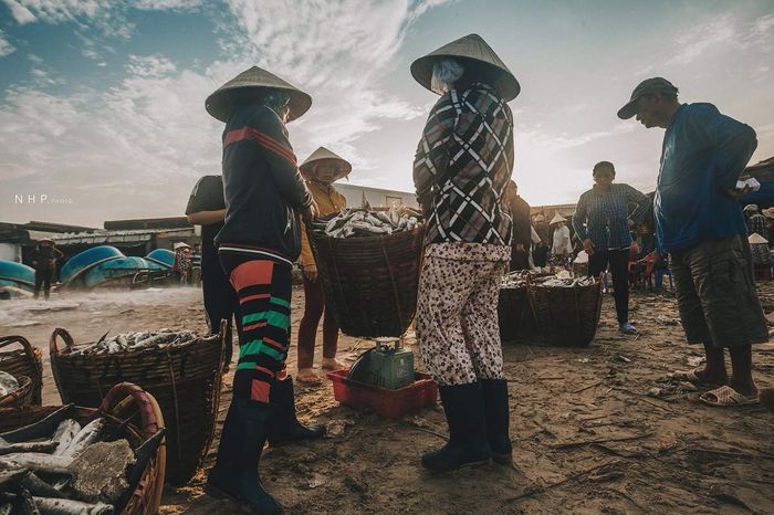 Cuộc sống sáng sớm tại cảng cá Bà Rịa - Vũng Tàu qua ống kính của nhiếp ảnh gia Nguyễn Hoàng Phi 6