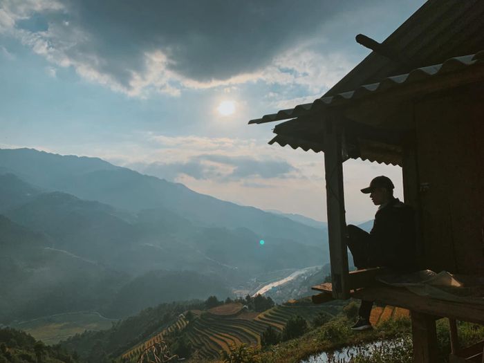 Thưởng ngoạn vẻ đẹp của Mù Cang Chải khi cuối mùa lúa chín, khiến lòng người say đắm.