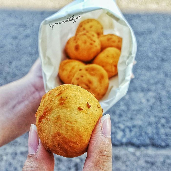 Tại quán bánh tiêu Vũng Tàu, việc thưởng thức một miếng bánh không chỉ phụ thuộc vào sở thích cá nhân mà còn tùy thuộc vào duyên số, tạo ra một trải nghiệm độc đáo! 12