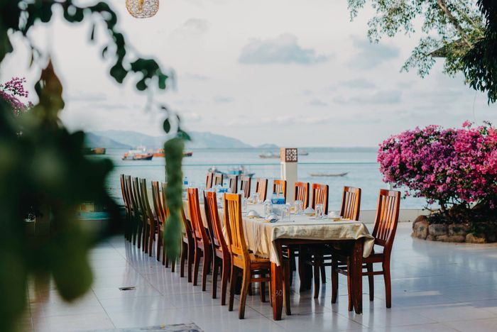 Thưởng thức bữa ăn bên bờ biển tại nhà hàng hải sản Lâm Đường