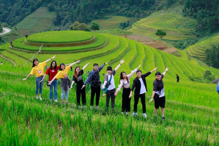 Mai Lê và đồng đội trên đường đến homestay đã thưởng ngoạn cảnh đẹp của vùng núi