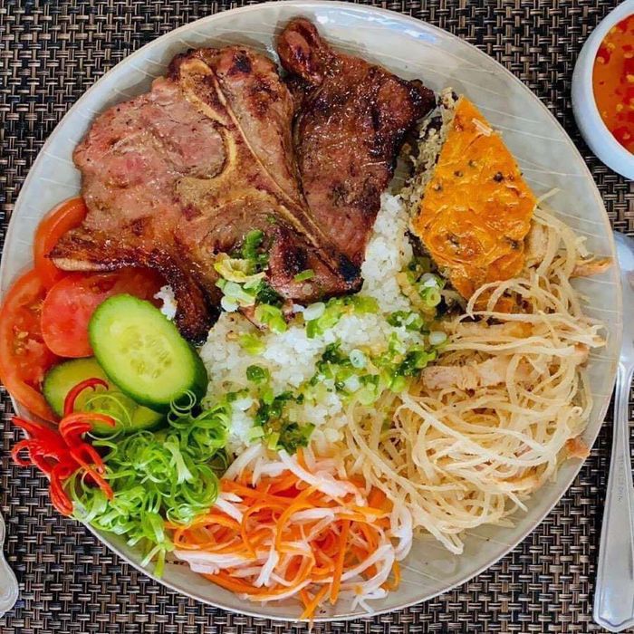 Quán Cơm Tấm Cô Tuyết, một địa chỉ ẩm thực bình dân nhưng vẫn thu hút đông đảo thực khách