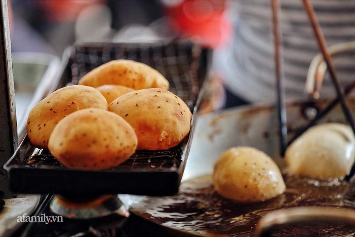Tại quán bánh tiêu Vũng Tàu, việc thưởng thức một miếng bánh không chỉ phụ thuộc vào sở thích cá nhân mà còn tùy thuộc vào duyên số, tạo ra một trải nghiệm độc đáo! 11
