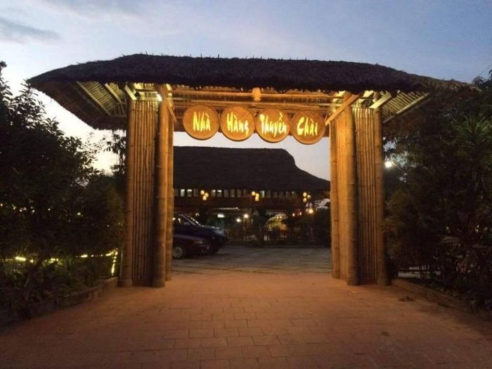 Thưởng thức bữa ăn và ngắm view sông tại Nhà hàng Thuyền Chài, không gì tuyệt vời hơn!