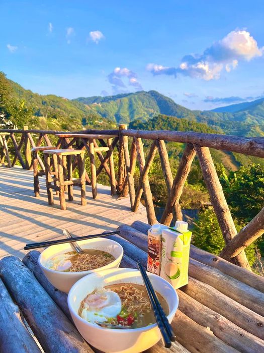 Hòa mình vào không gian thơ mộng của Tà Xùa như trong một bộ phim điện ảnh.