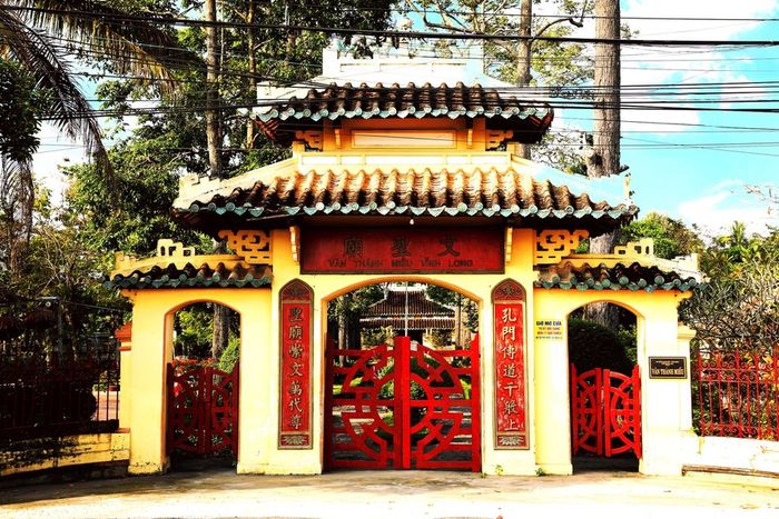 Khám phá Văn Thánh Miếu Vĩnh Long, một trong ba Quốc Tử Giám nổi tiếng ở Nam Bộ.