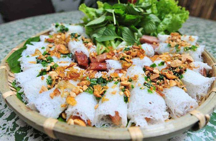 Bánh hỏi được thưởng thức cùng thịt nướng, mỡ hành, đậu phộng và rau sống, là một món ngon không thể bỏ lỡ.