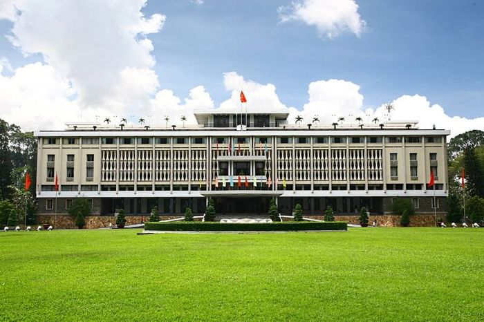 Những điểm thú vị tại Quận 1 bạn không nên bỏ lỡ? Hãy cùng Mytour.vn khám phá!