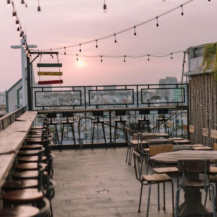 Ngắm cảnh Sài Gòn về đêm từ độ cao 12 tại Trăng Non Rooftop sẽ mang lại cho bạn một buổi tối đáng nhớ và lãng mạn.