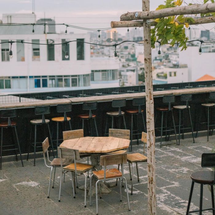 Ngắm Sài Gòn về đêm từ độ cao 9 tại Trăng Non Rooftop là một trải nghiệm không thể bỏ qua.