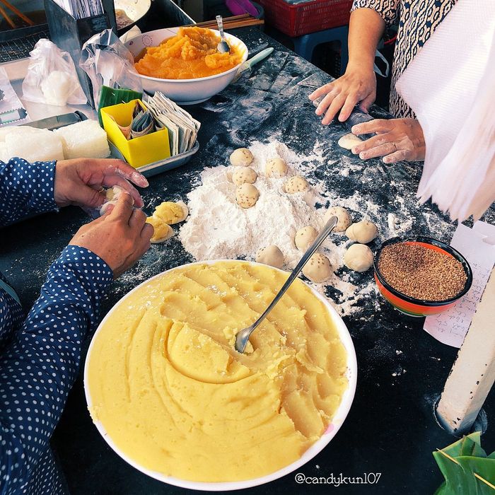Tại quán bánh tiêu Vũng Tàu, việc thưởng thức một miếng bánh không chỉ phụ thuộc vào sở thích cá nhân mà còn phụ thuộc vào duyên số, tạo nên một trải nghiệm độc đáo! 7