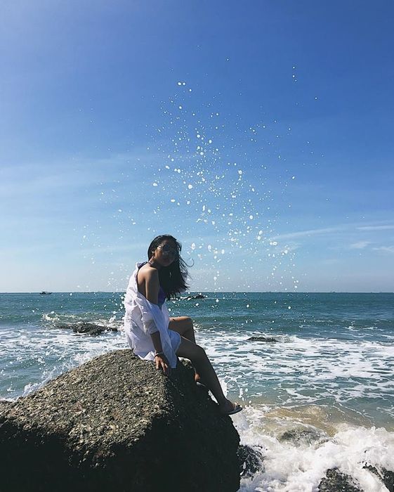Thư giãn và tận hưởng vẻ đẹp yên bình giữa dòng biển xanh ngút ngàn tại Bãi Sau Vũng Tàu.
