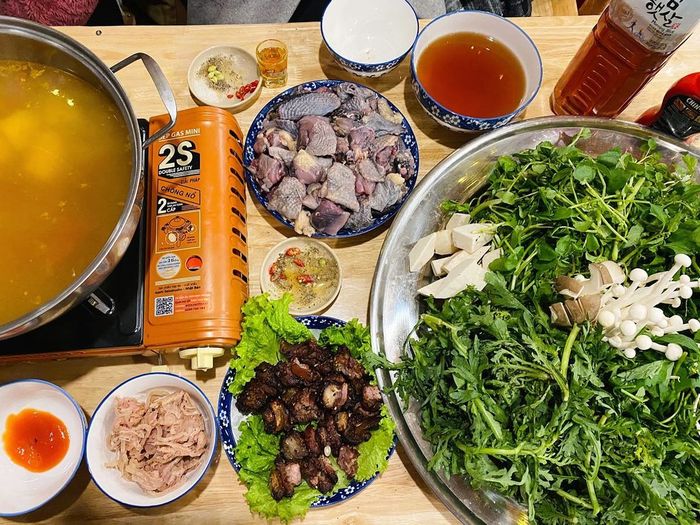 Lịch trình khám phá Trạm Tấu - Yên Bái tự túc 4: Bản Cu Vai được sương mây bao phủ khắp các sườn đồi.