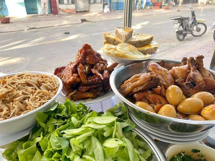 Quán Cơm Tấm Cô Tuyết, một địa chỉ ẩm thực bình dân nhưng vẫn thu hút rất nhiều thực khách