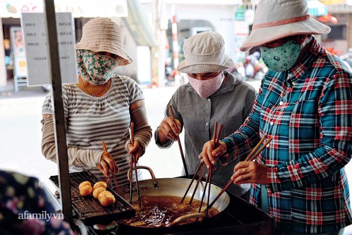 Tại quán bánh tiêu Vũng Tàu, việc thưởng thức một miếng bánh không chỉ phụ thuộc vào sở thích cá nhân mà còn tùy thuộc vào duyên số, tạo nên một trải nghiệm độc đáo! 9