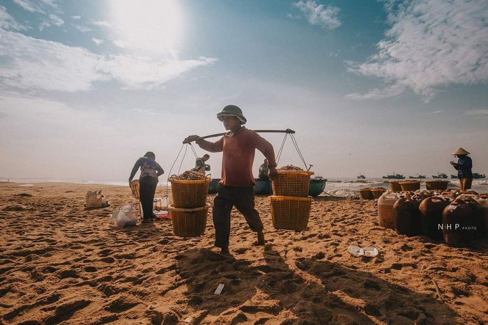 Cuộc sống sáng sớm tại cảng cá Bà Rịa - Vũng Tàu qua ống kính của nhiếp ảnh gia Nguyễn Hoàng Phi 16