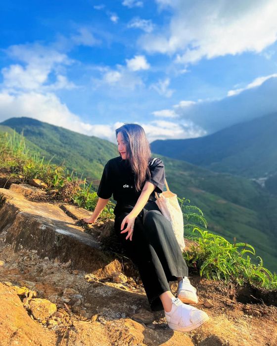 Thưởng ngoạn vẻ đẹp của Tà Xùa trong ngày không mây 2