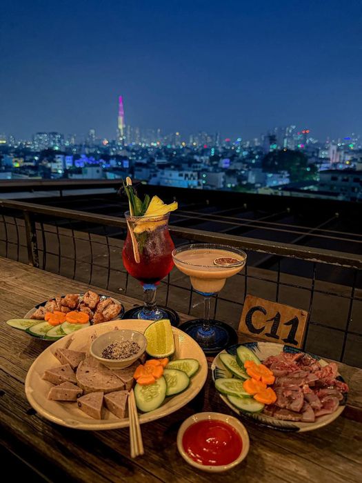 Thưởng thức cảnh Sài Gòn về đêm từ trên cao 11 tại Trăng Non Rooftop sẽ khiến bạn cảm thấy thích thú.