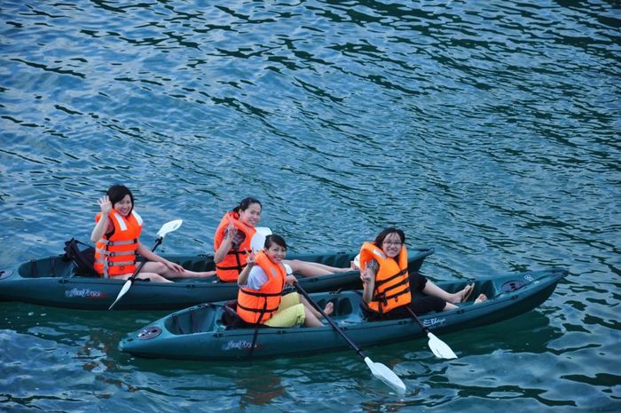 Tham gia chèo thuyền kayak tại bãi tắm của Paradise Vũng Tàu làm say lòng nhiều du khách, với biển xanh êm đềm, không có sóng lớn, tạo điều kiện lý tưởng cho việc chèo thuyền. Bạn có thể thưởng thức việc chèo kayak dưới ánh nắng chiều và ngắm hoàng hôn rơi xuống cùng bạn bè và người thân.