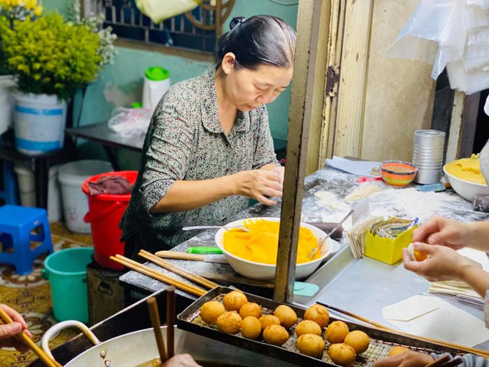 Tại quán bánh tiêu Vũng Tàu, việc thưởng thức một chiếc bánh không chỉ là vấn đề của sở thích cá nhân mà còn phụ thuộc vào duyên số, điều đó làm cho trải nghiệm trở nên thú vị hơn! 5