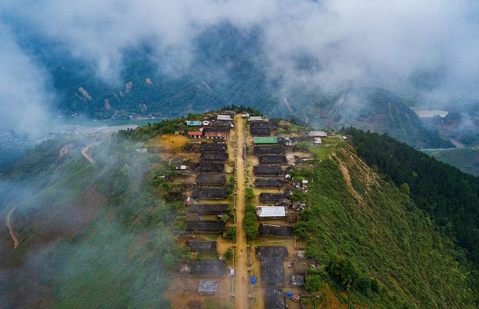 Lịch trình khám phá Trạm Tấu - Yên Bái tự túc 3: Bản Cu Vai được sương mây bao phủ khắp các sườn đồi.