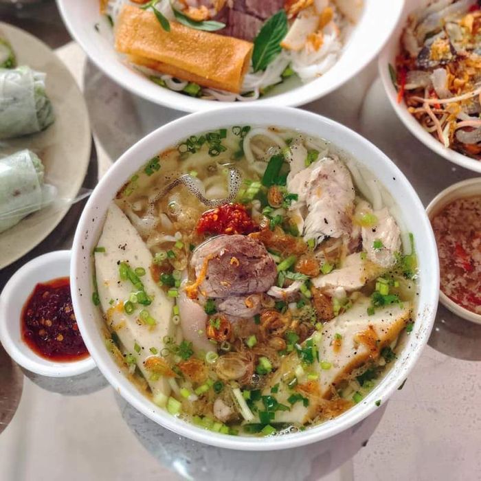 Bánh canh Long Hương - Nước lèo đậm đà, thơm ngon hết sẩy