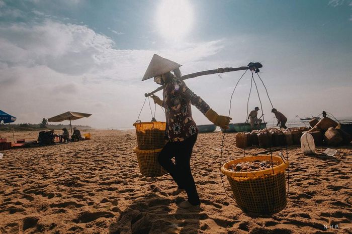 Cuộc sống sáng sớm tại cảng cá Bà Rịa - Vũng Tàu qua ống kính của nhiếp ảnh gia Nguyễn Hoàng Phi 17