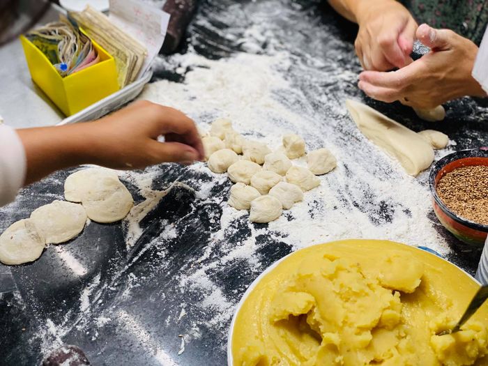 Tại quán bánh tiêu Vũng Tàu, việc thưởng thức một chiếc bánh không chỉ là vấn đề của sở thích cá nhân mà còn phụ thuộc vào duyên số, điều đó làm cho trải nghiệm trở nên thú vị hơn! 6