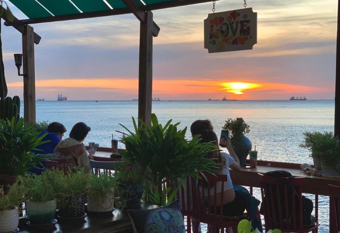 Beach Stop Lounge & Cafe, trải nghiệm hoàng hôn lãng mạn ở Vũng Tàu 6
