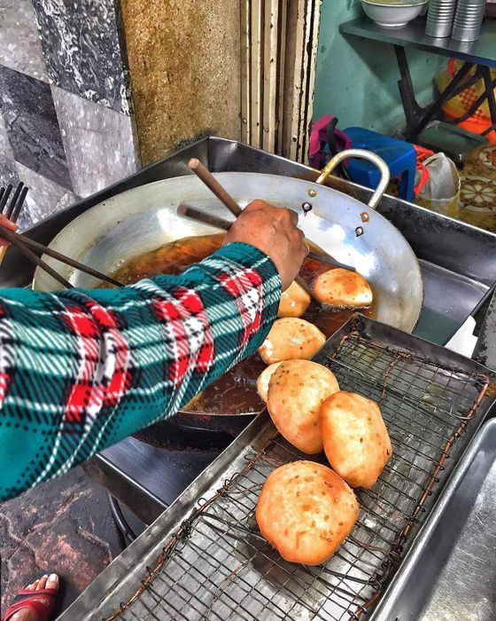 Tại quán bánh tiêu Vũng Tàu, việc thưởng thức một miếng bánh không chỉ phụ thuộc vào sở thích cá nhân mà còn phụ thuộc vào duyên số, tạo nên một trải nghiệm độc đáo! 8