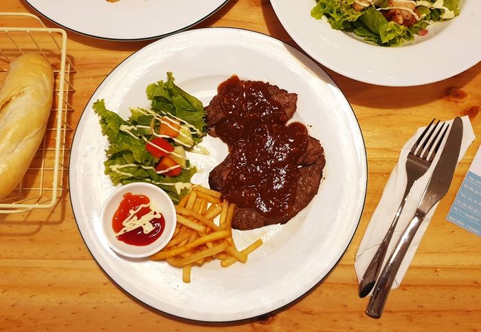 Retro Steak Vũng Tàu - Nhà hàng steak phong cách cổ điển 8