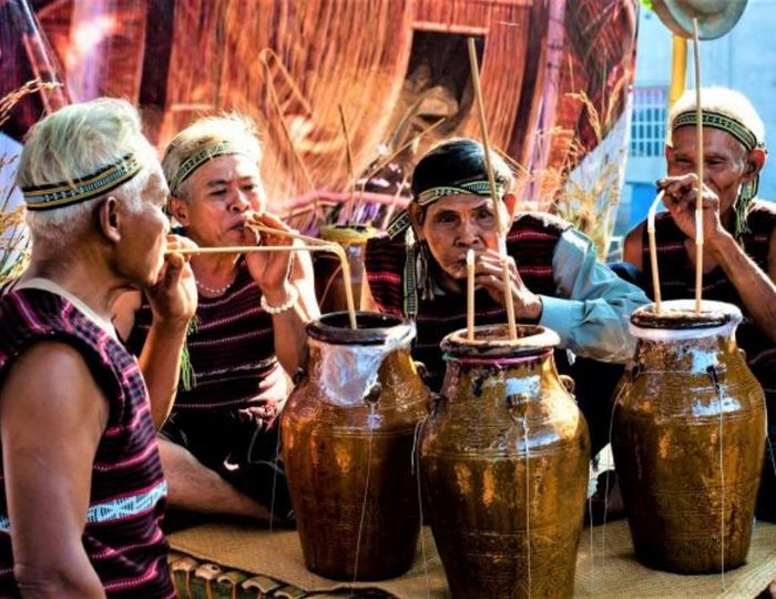Giống các lễ hội khác tại Vũng Tàu như Lễ hội Nghinh Ông Đình Thắng Tam, phần hội của Lễ hội Nhang rừng, Thần rừng được tổ chức sau khi các nghi lễ kết thúc. Đây là thời điểm diễn ra nhiều trò chơi dân gian và các tiết mục biểu diễn nghệ thuật của người dân tộc, mang lại không khí vui tươi cho lễ hội.