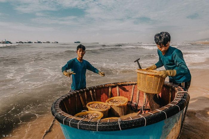 Cuộc sống sáng sớm tại cảng cá Bà Rịa - Vũng Tàu qua ống kính của nhiếp ảnh gia Nguyễn Hoàng Phi 11