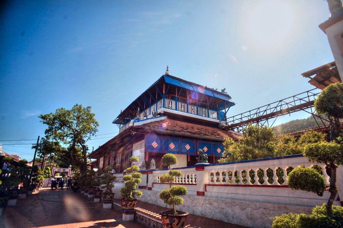 Lễ hội Trùng Cửu tại Nhà Lớn Long Sơn tổ chức nhằm tưởng nhớ công ơn của ông Lê Văn Mưu và con cháu trong trận bão năm Giáp Thìn (1904). Ngoài ra, đây cũng là dịp để mọi người cầu nguyện cho sức khỏe, bình an và cuộc sống viên mãn. Trong ngày lễ, các dãy nhà cổ trên đảo Long Sơn được trang trí với 500 câu châm ngôn màu đỏ, truyền tải những thông điệp tích cực về cuộc sống.