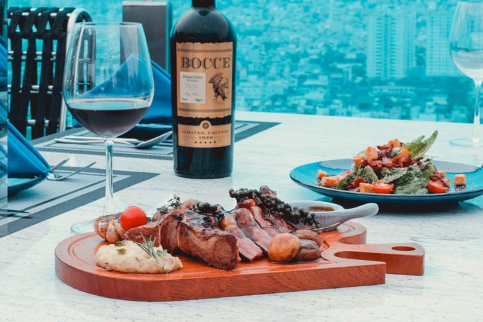 Thưởng thức khung cảnh tuyệt vời từ tầng cao của OASKY Restaurant & Lounge Vũng Tàu 6