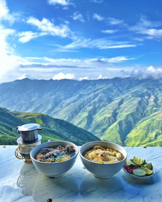 Thưởng ngoạn vẻ đẹp của Tà Xùa trong ngày không mây 15