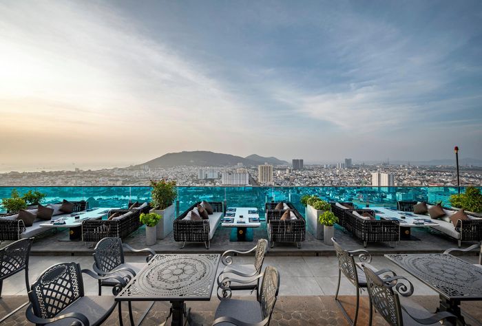 Thưởng thức cảnh đẹp từ tầng cao của OASKY Restaurant & Lounge Vũng Tàu 11