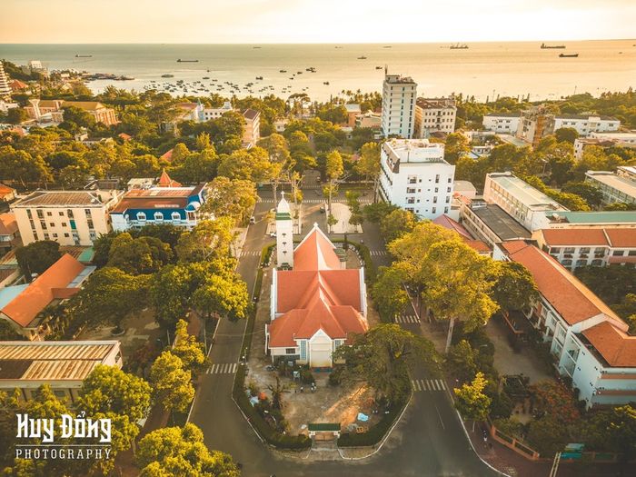 Khám phá vẻ đẹp kiến trúc của Giáo xứ Vũng Tàu gần bờ biển qua góc nhìn độc đáo của bạn.