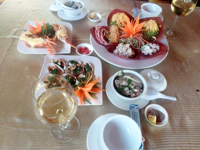 Thưởng thức bữa trưa giữa không gian gần gũi thiên nhiên tại nhà hàng hải sản Vạn Chài 4
