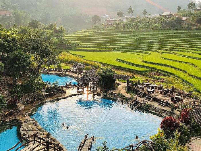 Tại suối nước nóng Trạm Tấu, bạn sẽ được tận hưởng cảm giác thư giãn trong làn nước ấm nóng nằm giữa cánh rừng xanh thẳm, với nền núi non bao bọc. Đây là suối nước nóng tự nhiên, lưu thông từ dưới lòng đất nên rất sạch sẽ và có lợi cho sức khỏe. Nhiệt độ của suối thường dao động từ 43 độ C đến 45 độ C.